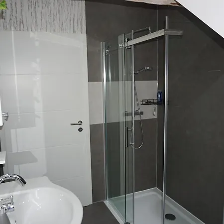 Aussergewoehnliche Dachgeschosswohnung Monteure Herzlich Willkommen, Kostenloses Wlan, Kostenlose Parkplaetze דירה