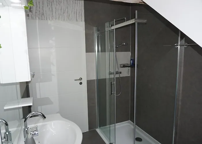 Außergewöhnliche Dachgeschosswohnung Monteure Herzlich Willkommen, Kostenloses Wlan, Kostenlose Parkplätze Apartment